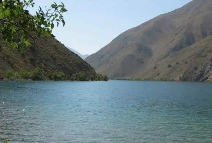 آب های زلال دریاچه گل پل با کوه های بلند 22161631