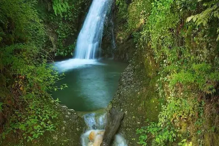 آبشار پرآب در دل کوه های سرسبز پلنگ دره مازندران 874568453643512