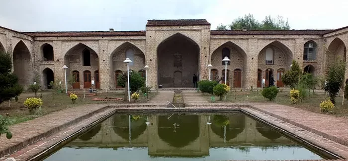 معماری آجری و حوضچه و محوطه سنگ فرش شده فرح آباد ساری 54152