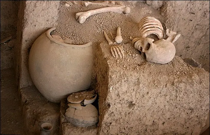 استخوان و کوزه های قدیمی در سایت موزه گوهر تپه 65635263