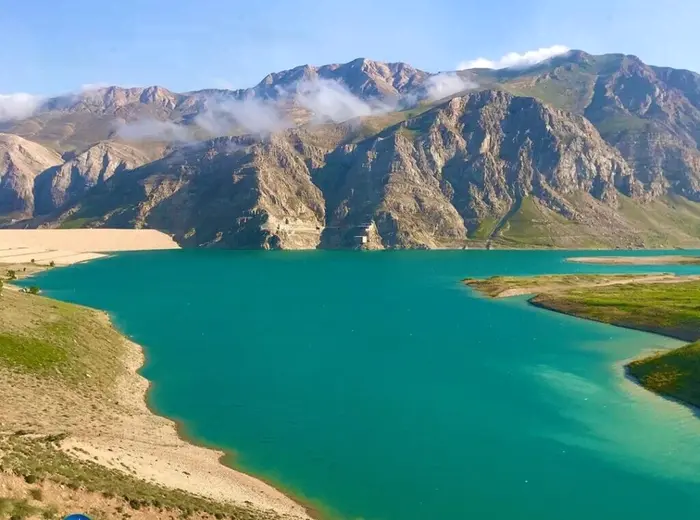 تپه های سنگی در اطراف آب نیلگون سد لار 545245