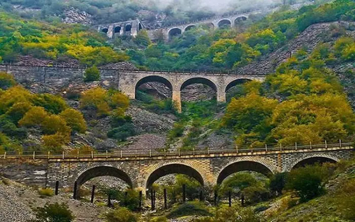 محوطه سرسبز پل های تاریخی 54524152