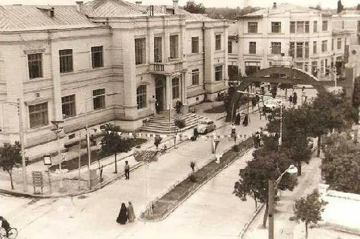 تصویری قدیمی و تاریخی از ساختمان شهرداری قدیم در قائم شهر 35416545415460