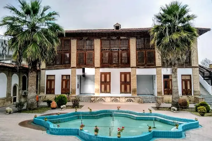 معماری قدیمی و محوطه سنگ فرش شده و حوضچه پر آب در محوطه ی عمارت کلبادی 5456341