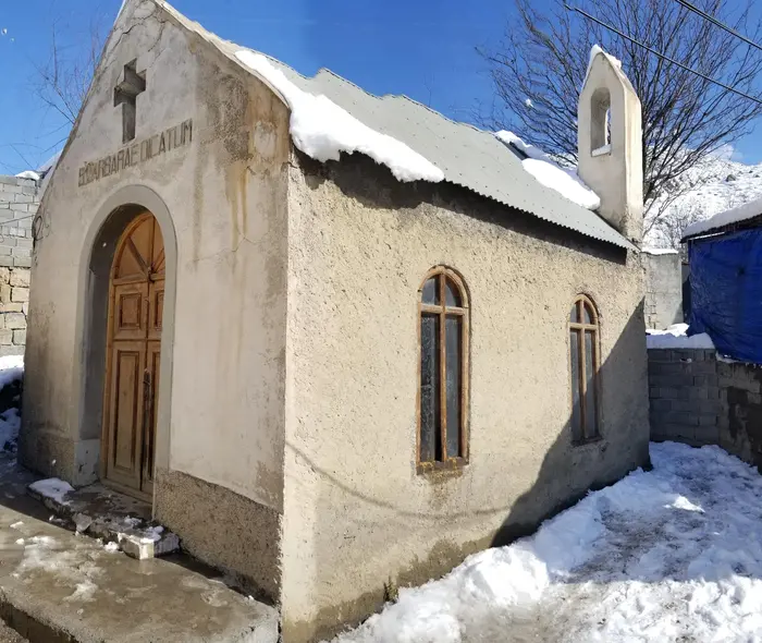 برف در سقف و اطراف کلیسای سرخ آباد
