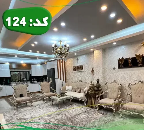 مبلمان سلطنتی و فرش و سقف نورپردازی شده با نور زرد سالن نشیمن ویلا در کیاکلا 51354163