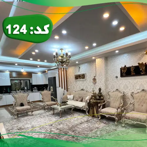 مبلمان سلطنتی و فرش و سقف نورپردازی شده با نور زرد سالن نشیمن ویلا در کیاکلا 51354163