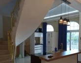 آشپزخانه با پله های نرده طلایی 7875845794514