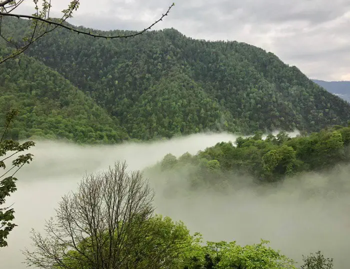کوهستان سبز همراه با هوای مه آلود ابری 643515485