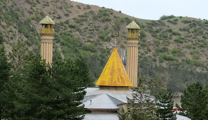 مسجد امام حسین آلاشت احاطه شده در کوهستان، به دستور محمدرضا شاه در سال ۱۳۵۲ ساخته شد 548454684