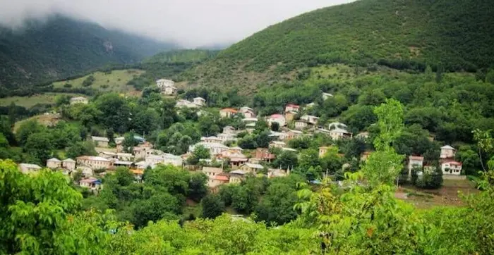 خانه های روستایی در وسط جنگل و کوهستان روستای کندلوس 656546458