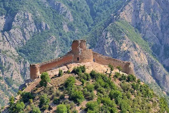 قلعه کنگلو کجاست؟ 🌎| پایان غم انگیز قلعه کنگلو 🥹| جاهای دیدنی ⛺| عکس 📸 |  خرید ویلا| آپارتمان در مازندران