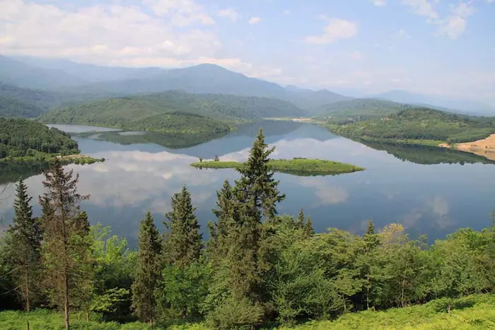 دریاچه در کنار جنگل های سرسبز سوادکوه 135415748