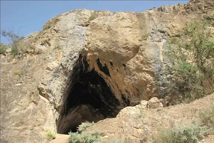 غار زنگیان کوه سنگی که در داخل ان حفره است 3123548644