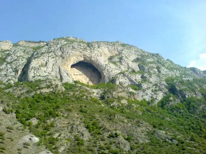 غار صخره ای و خزه بسته در غار اسپهبد اطراف قلعه کنگلو 2634165484