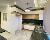 نمایی از آشپزخانه با نور پردازی و دیزاین ترکیب چوب و گچ برای دیوارها آپارتمان در قائمشهر 34353454