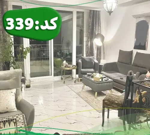 نمایی از سالن نشیمن با پنجره بزرگ آپارتمان در بیشه سر 524523453
