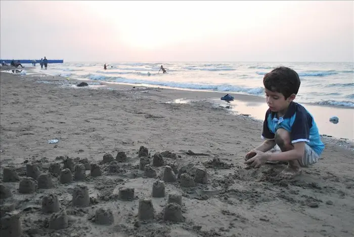 شن بازی یک کودک در کنار ساحل چپکرود 15641563