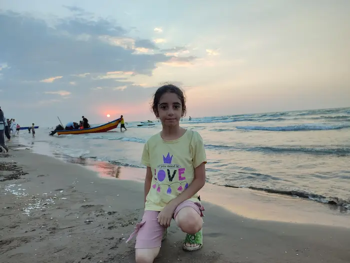 عکس دختر گردشکر در کنار ساحل چپکرود 45643