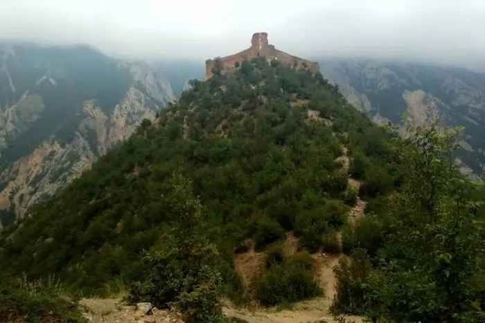قلعه کنگلو در ارتفاعات کوه های سرسبز مه آلود 564165