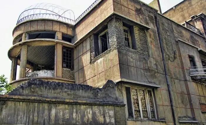 نمای بیرونی ساختمان قدیمی سیاه شده خانه کلنگی در شمال 4579439