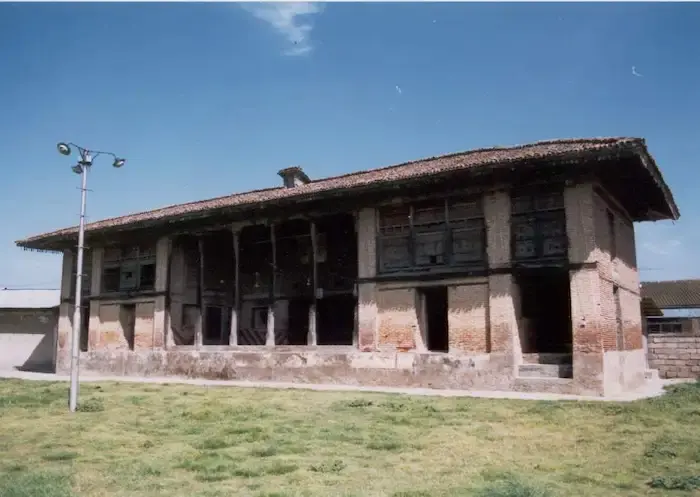 نمای بیرونی ساختمان قدیمی گچ و آجر تکیه کرد کلا در روستای کردکلا 15134