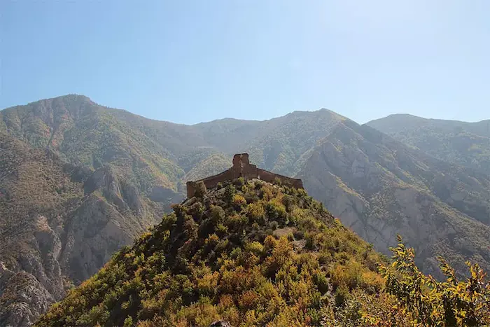 نمای دور از قلعه کنگلو در میان کوه های سرسبز سوادکوه 56465