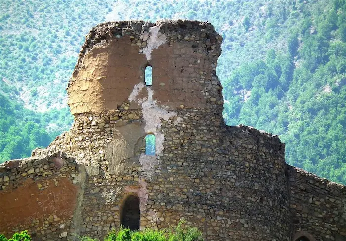نمای نزدیک از قلعه آجری کنگلو در کنار کوه های سرسبز سوادکوه 565926