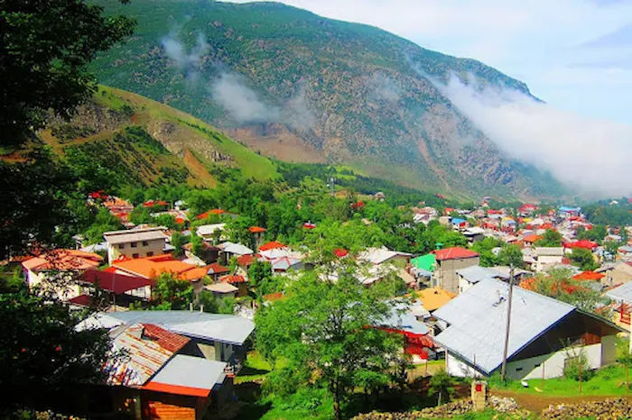 خرید خانه روستایی در نور در اطراف کوه های سرسبز مازندران و علت ارزانی ویلاهای شمال 934589437