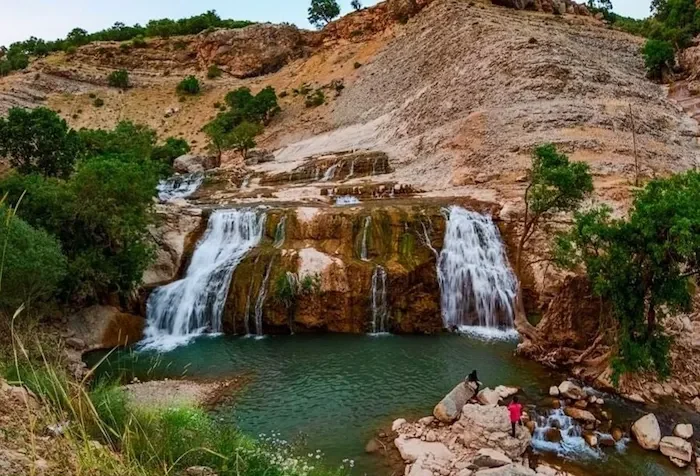 بازدید گردشگران از قسمتهای پایینی آبشار هریجان در کلاردشت 1658486740