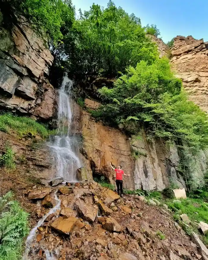 عکاسی یک گردشگر در قسمتهای پایینی آبشار هریجان در کلاردشت مازندران 16584186012