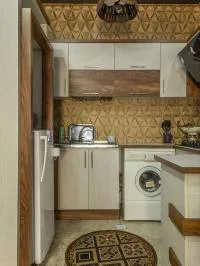 آشپزخانه با کابینت های سفید و یخچال واحد آپارتمان در سوادکوه 4857483894