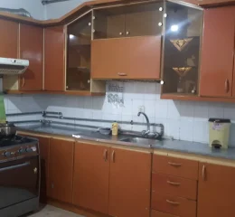 آشپزخانه با کابینت های قهوه ای آپارتمان در جویبار 7685476459