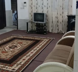 اتاق پذیرایی فرش شده به همراه مبلمان آپارتمان در سوادکوه 456847395