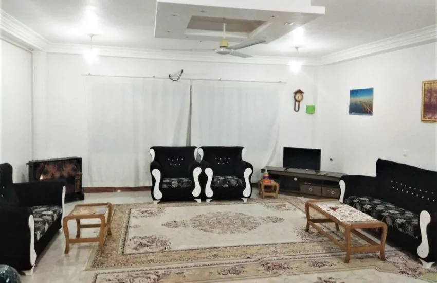 اتاق پذیرایی فرش شده به همراه مبلمان واحد آپارتمان در جویبار 47564756789