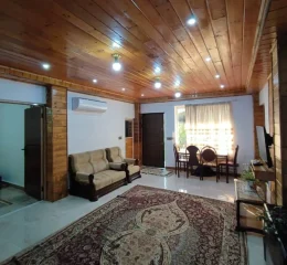 اتاق پذیرایی فرش شده به همراه مبلمان ویلا در سوادکوه 4874856498654