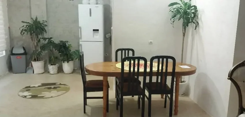 میز غذا خوری 4 نفره در داخل آشپزخانه واحد آپارتمان در سوادکوه 4356934654554