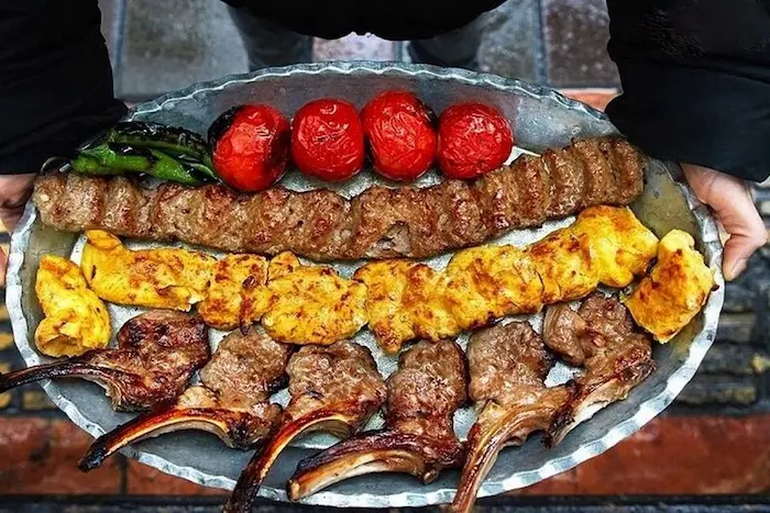 سرو انواع کباب در رستوران آوینای قائمشهر، یکی از بهترین رستوران های قائمشهر در مازندران 94759384534