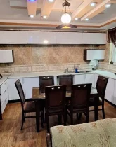 نمایی از آشپزخانه با کابینت های گلاس سفید ویلا در کیاکلا 54234545