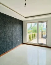 نمایی از اتاق خواب ک سرامیک سفید با نجره های بزرگ نورگیر و کاغذ دیواری مشکی یک طرف دیوار ویلا در کوهی خیل 41434134
