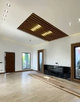 نماییی از سالن پذیرایی نورگیر با سقف کاذب چوبی و کفپوش پارکت ویلا در جویبار 5ف45645645
