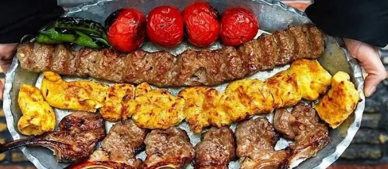 سرو انواع کباب در رستوران آوینای قائمشهر، یکی از بهترین رستوران های قائمشهر در مازندران 94759384534