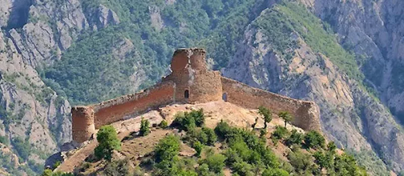 قلعه در دور دست ها واطراف آن کوهستان واقع شده در سواد کوه 56458674