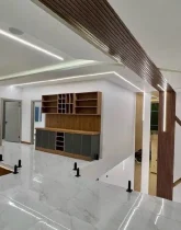 نمایی از نشیمن طبقه بالا کف سرامیک سفید به همراه نورپردازی ویلا در سوادکوه 456735476